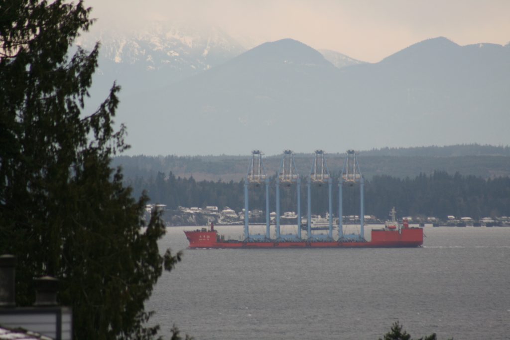 Zhen Hua 28 transports four super-post Panamax cranes.